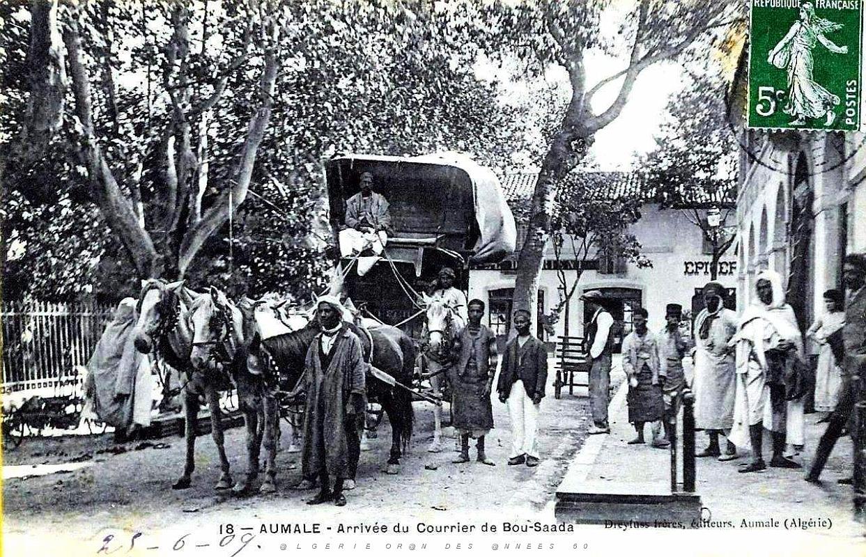 Aumale - Arrivee du courreir de Bou-Saada.jpg